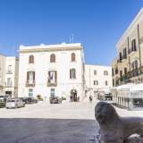 Concludono la piazza il cinquecentesco palazzo della Dogana voluto da Isabella d�Aragona e l�ampio piedistallo su cui sorge l�iconica Colonna Infame col suo leone di marmo bianco �custode della giustizia�